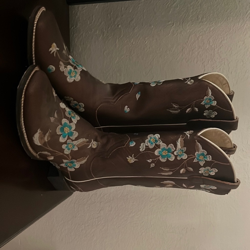 Cowgirl boots!! 👢
